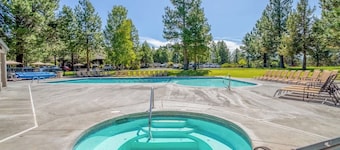 Scenic 1 Bedroom W/loft at Mount Bachelor Resort!