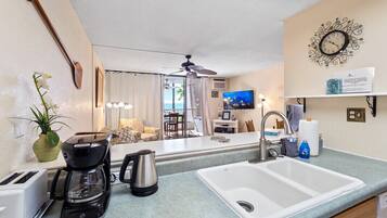 Condo, 1 King Bed, Balcony, Beach View | Private kitchen | Fridge, microwave, oven, stovetop