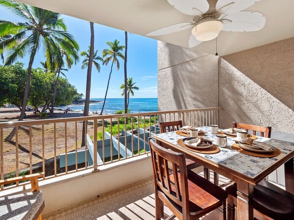 Condo, 1 cama King size, balcón, vista a la playa | Restaurante al aire libre