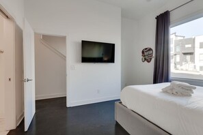 8 chambres, bureau, fer et planche à repasser, lit parapluie