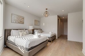 8 chambres, bureau, fer et planche à repasser, lit parapluie