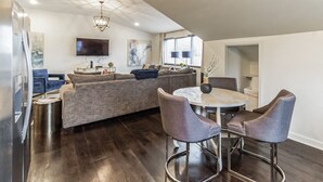 Appartement, Meerdere bedden, terras, uitzicht op tuin | Dineren op de kamer