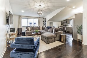Living area - Music Row Duo (Nashville)