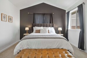 Hus, flere senger, terrasse, hageutsikt (Rocca Way Getaway) | 3 soverom, individuelt dekorert og individuelt innredet