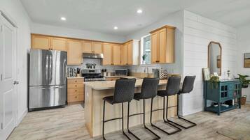 House, Multiple Beds, Patio, Garden View (Rocca Way Getaway) | Private kitchen | Fridge, microwave, oven, stovetop