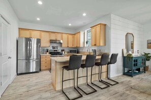House, Multiple Beds, Patio, Garden View (Rocca Way Getaway) | Private kitchen | Fridge, microwave, oven, stovetop - Hot-tub, 30 min From Mt. Bachelor (Bend)