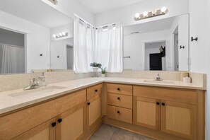 Bathroom - Hot-tub, 30 min From Mt. Bachelor (Bend)