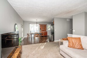 House, Multiple Beds, Hot Tub, Garden View | Living area