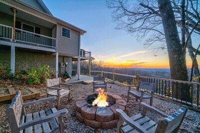 Sunset View 3 BDR Close to Downtown!
