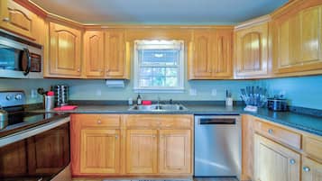 House, Multiple Beds, Patio, Mountain View (Sunset View) | Private kitchen | Fridge, microwave, oven, stovetop