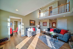 Living area - Sunset View 3 BDR Close to Downtown! (Ellijay)