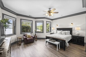 7 bedrooms, individually decorated, individually furnished, free WiFi - Make a Big Splash in 7BR Lake Norman Home! (Mooresville)