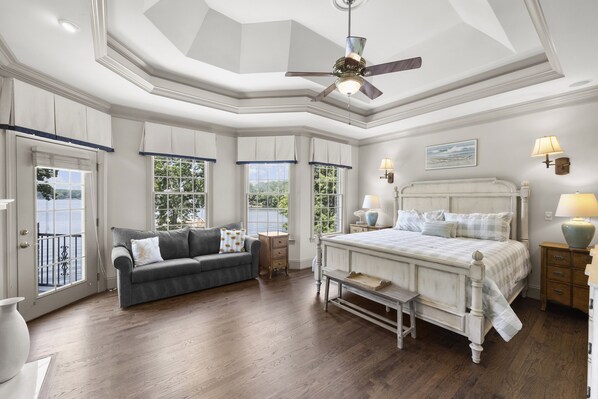 7 bedrooms, individually decorated, individually furnished, free WiFi - Make a Big Splash in 7BR Lake Norman Home! (Mooresville)