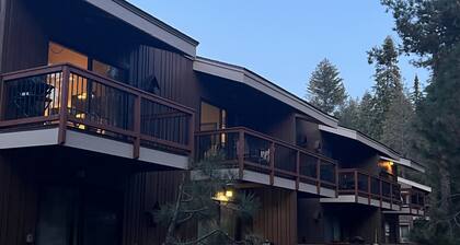 Cozy Corner Yosemite Studio Close to it All!