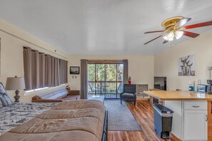 Studio - 1 queensize-säng med bäddsoffa - uteplats - utsikt mot bergen (Cozy Corner) | 1 sovrum, individuell inredning, unika möbler och gratis wi-fi