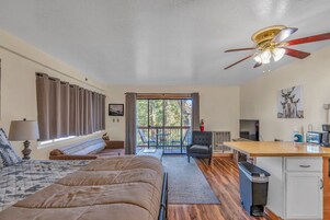 Estúdio, 1 cama Queen e sofá-cama, varanda, vista para a montanha (Cozy Corner) | 1 quarto, individualmente decorados, individualmente mobiliados