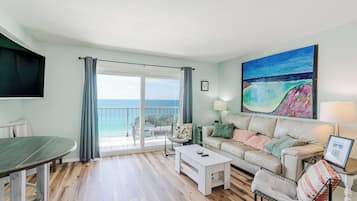 Leilighet, flere senger, balkong, havutsikt (Once Upon a Dream) | Oppholdsområde | En 50-tommers Flatskjerm-TV med digitale kanaler samt TV