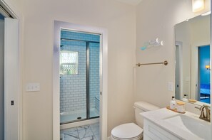 Huis, meerdere bedden, balkon | Badkamer | Designer toiletartikelen, handdoeken, toiletpapier