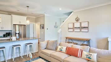 House, Multiple Beds, Balcony | Living area | TV