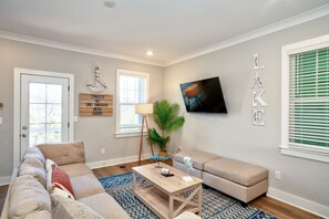 House, Multiple Beds, Balcony | Living area - Blue Bird (Old Hickory)