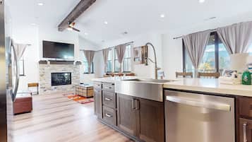Townhouse, Beberapa Tempat Tidur, perapian, pemandangan gunung (An Adventure of a Lifetime) | Dapur pribadi | Lemari es, microwave, oven, dan mesin pencuci piring