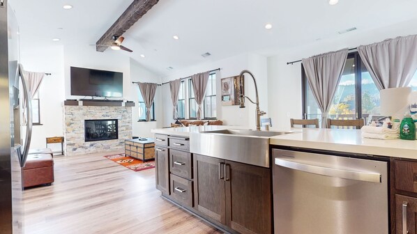Townhome, Multiple Beds, Fireplace, Mountain View (An Adventure of a Lifetime) | Private kitchen | Fridge, microwave, oven, dishwasher - An Adventure of a Lifetime- 3 Bdr, 5 Min to Skiing (Mammoth Lakes)