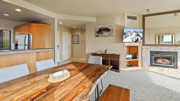 Condo, Multiple Beds, Fireplace, Mountain View (RiverView Retreat) | Dining