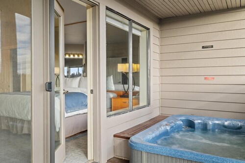 Riverview Retreat Picturesque 2 BDR in Resort!