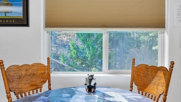 Cabaña, 1 cama Queen size y sofá cama, cocina, vista a la montaña (Yosemite Woods Upper) | Comedor