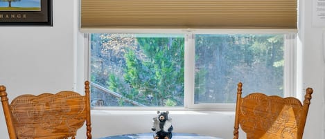 Kabin, 1 Tempat Tidur Queen dengan tempat tidur Sofa, dapur (Yosemite Woods Upper) | Ruang makan