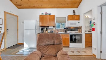 Cabin, 1 Queen Bed with Sofa bed, Kitchen, Mountain View (Yosemite Woods Upper) | Private kitchen | Fridge, microwave, oven, stovetop