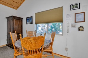 Cabane, 1 grand lit et 1 canapé-lit, cuisine, vue montagne (Yosemite Woods Upper) | Vue de la chambre