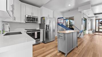 公寓, 多張床, 熱水浴缸, 山景 (Paradise Preserve) | 私人廚房 | 電冰箱、微波爐、烤箱、爐台