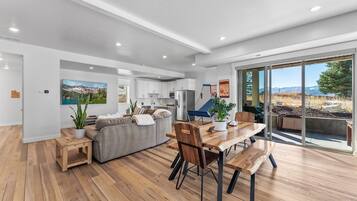 公寓, 多張床, 熱水浴缸, 山景 (Paradise Preserve) | 房內用餐區