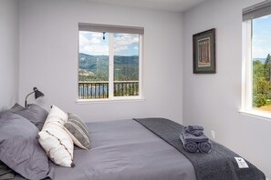 Kabin, 2 Tempat Tidur Queen, patio, pemandangan gunung (Shuteye Cabin) | 2 kamar tidur dan didekorasi berbeda-beda