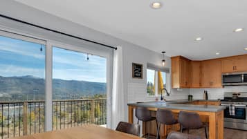 Cabin, 2 Queen Beds, Patio, Mountain View (Shuteye Cabin) | Dining