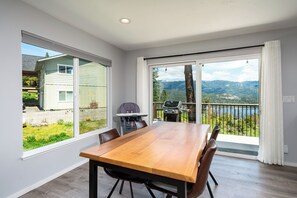 Ferienhütte, 2 Queen-Betten, Terrasse, Bergblick (Shuteye Cabin) | Speisen
