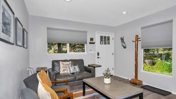 Kabin, 2 Tempat Tidur Queen, patio, pemandangan gunung (Shuteye Cabin) | Area keluarga | Televisi layar datar 42-inci dengan saluran TV digital