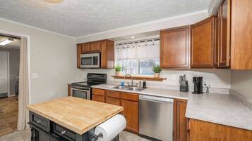 House, Multiple Beds, Pool Access, Garden View | Private kitchen | Fridge, microwave, oven, stovetop