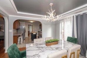 Casa, varias camas, acceso a la alberca, vista al jardín | Interior