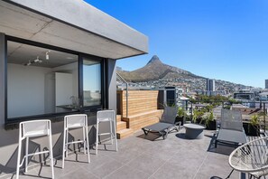 Terrace/patio - New Seapoint 1-Bed with Sweeping Mountain Views (Cape Town)