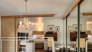 Habitació d'hotel moderna amb un llit amb altell, un penjoll i un mirall gran.