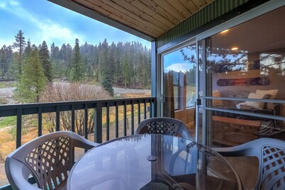 Ski In, Ski Out! 3 BDR Steps From Stagecoach Lift
