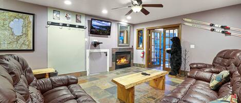 Condo, Multiple Beds, Hot Tub, Mountain View (Condo on Stagecoach Ski Run) | Living area