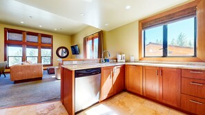 Leilighet, flere senger, terrasse, fjellutsikt (Gorgeous Condo at Obsidian) | Eget kjøkken | Kaffetrakter/tekoker