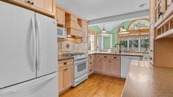 House, Multiple Beds, Balcony | Private kitchen | Fridge, microwave, oven, stovetop