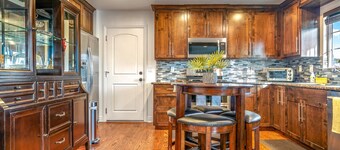 Fully Updated 3 BDR Seaside Home Minutes to Beach!