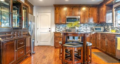 Fully Updated 3 BDR Seaside Home Minutes to Beach!