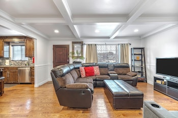 Fully Updated 3 BDR Seaside Home Minutes to Beach!