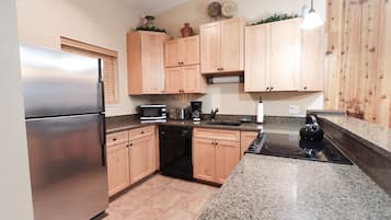 House, Multiple Beds, Hot Tub, Mountain View | Private kitchen | Fridge, microwave, oven, stovetop